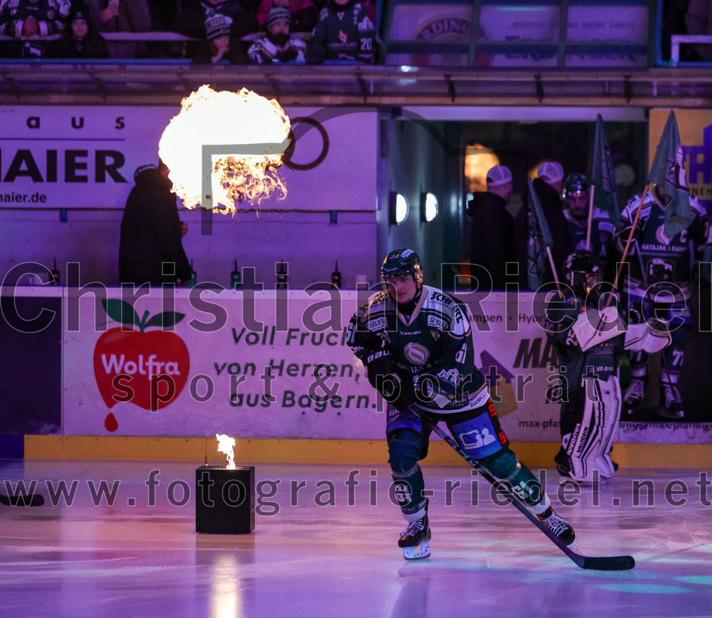 2025-12-28_033_TSV_Erding_gegen_onesto_Tigers_Bayreuth | Erding, Deutschland, 28.12.2025:Eishockey, Oberliga Süd 2025 / 2026, 31. Spieltag, TSV Erding gegen onesto Tigers Bayreuth, Endergebnis: 6:5 n.V.Dennis Miller (Erding Gladiators, #61)Foto: Christian Riedel / fotografie-riedel.net