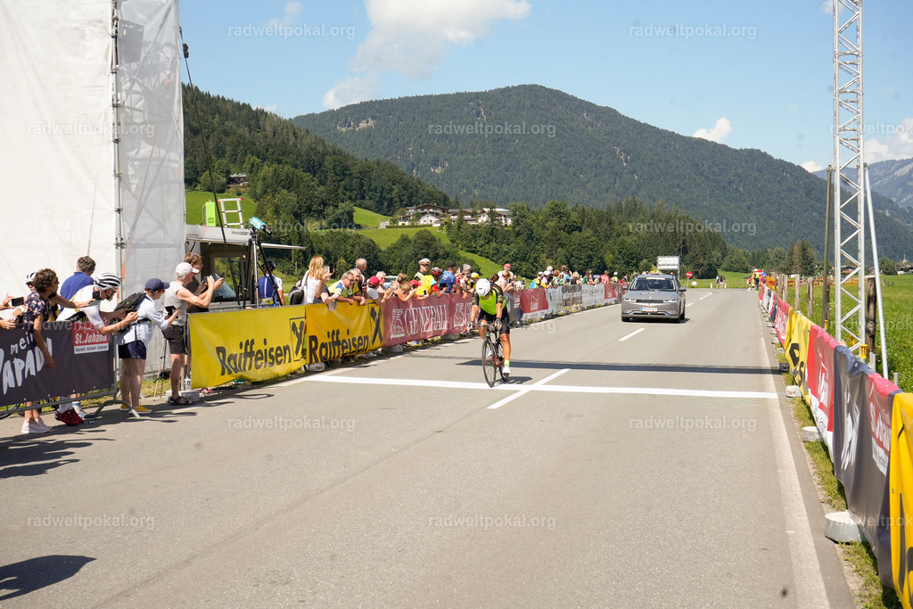 734_20230817_Bewerb_Maenner_Muehlanger | AUT - OESTERREICH, 2023-08-16: SPORT RENNRAD-FAHREN - 55. INTERNATIONALER RADWELTPOKAL IN ST. JOHANN IN TIROL  - Vintage-Radrennen mit WM-Bronze-Medaillen-Siegerin Christina Schweinberger, den Teilnehmer und Alexander Baumann (vom Orginastions-Team) - TAG 2 BEWERB MAENNER IN SECHS GRUPPEN  ; Foto: Roland Muehlanger
