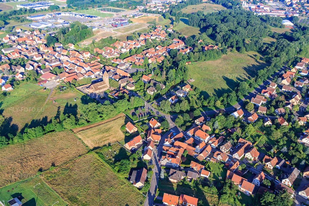 Vue aérienne: Rue Principale à le quartier Altenstadt in Wissembourg dans le département Bas Rhin, France – .Photo: IMG_089933.jpg prise le 26/06/2016 par Werner Riehm/FLY-FOTO.eu – Résolution de l'original: 4839 x 3226 px