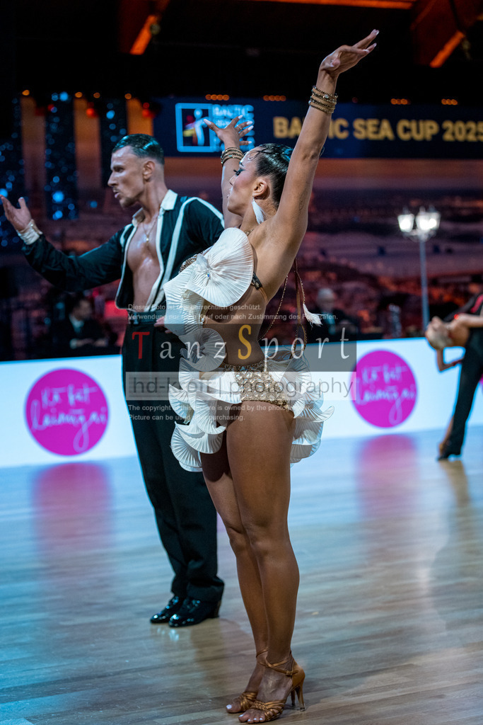 20251212_WDSF_World_Ch_Cup_RS-Lat_1364-2 | Tanzsportbilder, Standardtanz, Lateintanz, WDSF, DTV, LTVB, dancecomp, goc, hessen tanzt, blaues band der spree, walzer, tango, wiener walzer, slowfox, quickstepp, samba, rumba, cha-cha-cha, paso doble. jive, hd-kroft photography, turniertanzsport