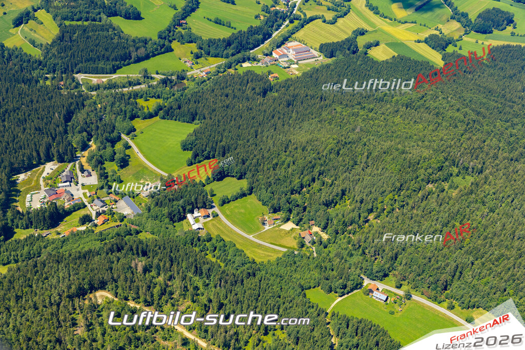 Aktuelles Luftbild von Hochdorf Bischofsmais - Die Luftaufnahme wurde 2022 mittels UL-Flugzeug erstellt ( keine Drohne ) - hochauflösende Kamera-Systeme von  Canon -Beste Qualität - Für grossformatige Ausdrucke geeignet. Die Geschenkidee !