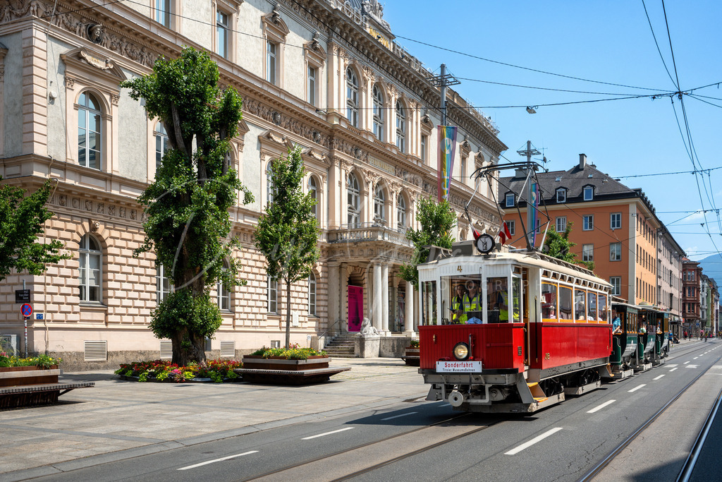 Straßenbahn | Triebwagen 4 vor dem Landesmuseum