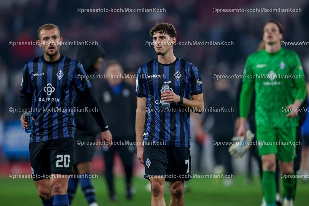 RWE04032602088 | 2026.03.04, Fußball, 3.Liga Herren, Rot-Weiss Essen -  SV Waldhof Mannheim, Stadion Hafenstraße, 27.Spieltag, Saison 2025 / 2026: enttäuschte Gesichter bei Mannheim nach der 0:1 Niederlage. Kushtrim Asallari (Waldhof Mannheim #20) Lovis Bierschenk (Waldhof Mannheim #07) Thijmen Joel Sander Nijhuis (Waldhof Mannheim #01) DFB regulations prohibit any use of photographs as image sequences and or quasi-video.