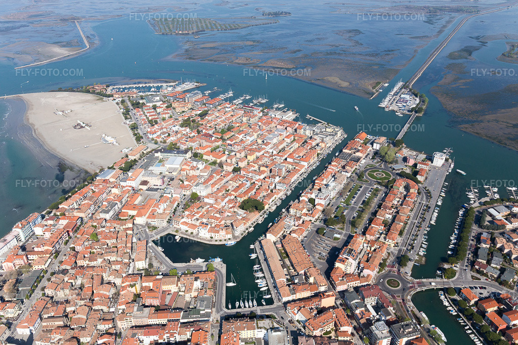 Aerial view: View of the town in Grado in the state Gorizia, Italy. – Photo: IMG_098105.jpg taken on 04/03/2017 by Werner Riehm/FLY-FOTO.com – Resolution of the original: 5472 x 3648 px
