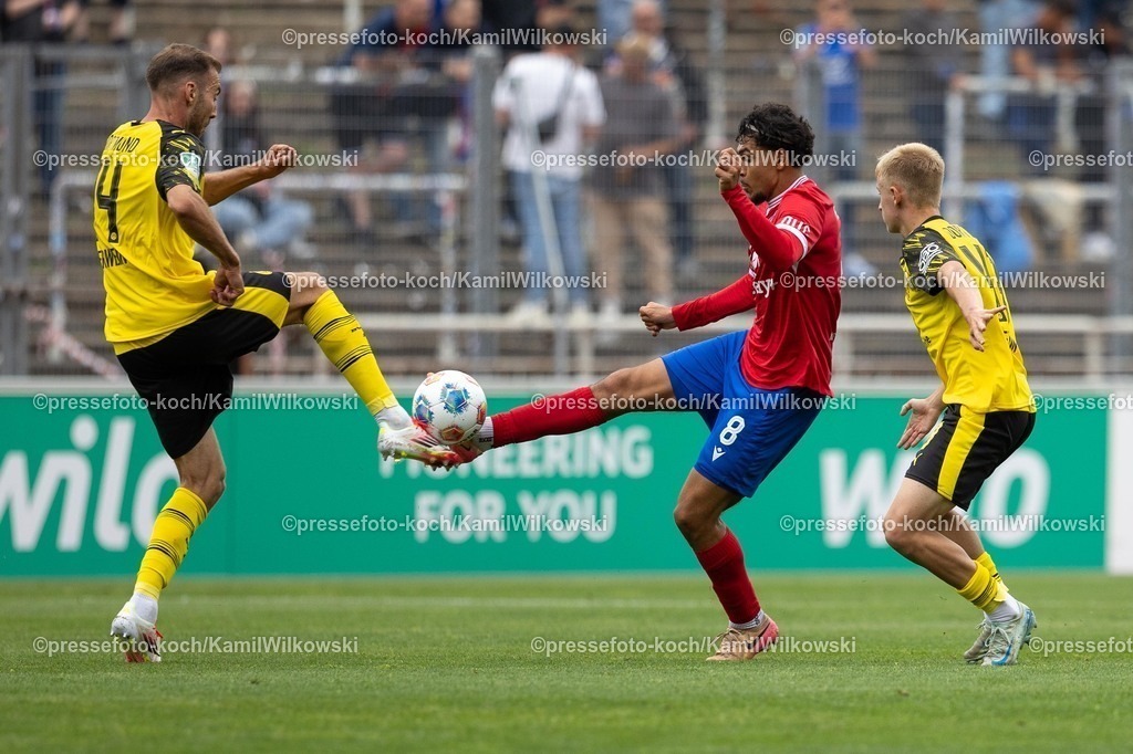xkwi17082501040 | 17.08.2025, xkwix, Fußball, Regionalliga West, Borussia Dortmund U23 - Wuppertaler SV, Stadion Rote Erde: Michael Eberwein (Borussia Dortmund 2 #14) im Zweikampf gegen Celal Aydogan (Wuppertaler SV #8)