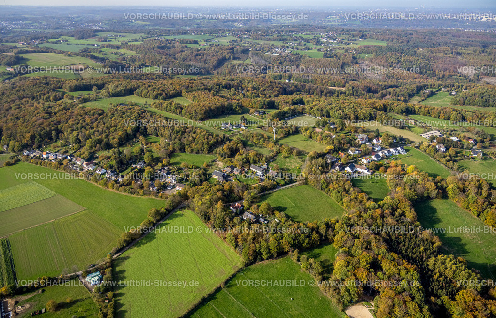 Wetter221017421 | Luftbild, Wiesen und Felder und Waldgebiet Im Böllberg, Herbstfarben, Sportplatz TUS Esborn, Esborn, Wetter, Ruhrgebiet, Nordrhein-Westfalen, Deutschland