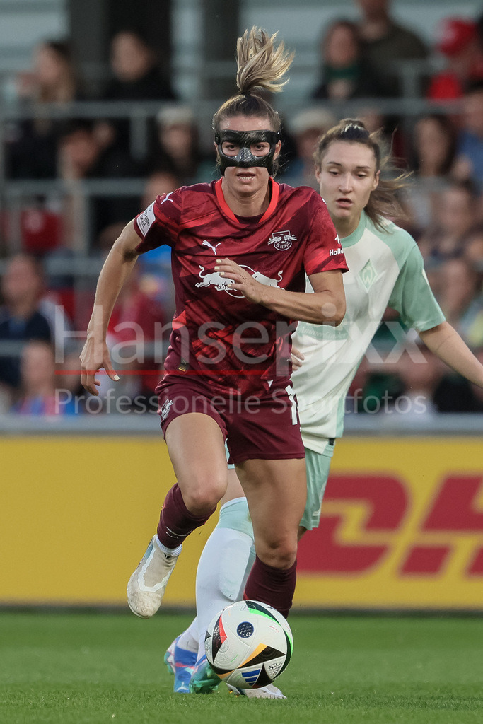 Fussball, Google Pixel Frauen-Bundesliga, RB Leipzig - SV Werder Bremen | v.li.: Sandra Starke (RB Leipzig, 13) am Ball, Einzelbild, Ganzkörper, Aktion, Action, Spielszene, DIE DFB-RICHTLINIEN UNTERSAGEN JEGLICHE NUTZUNG VON FOTOS ALS SEQUENZBILDER UND/ODER VIDEOÄHNLICHE FOTOSTRECKEN. DFB REGULATIONS PROHIBIT ANY USE OF PHOTOGRAPHS AS IMAGE SEQUENCES AND/OR QUASI-VIDEO.