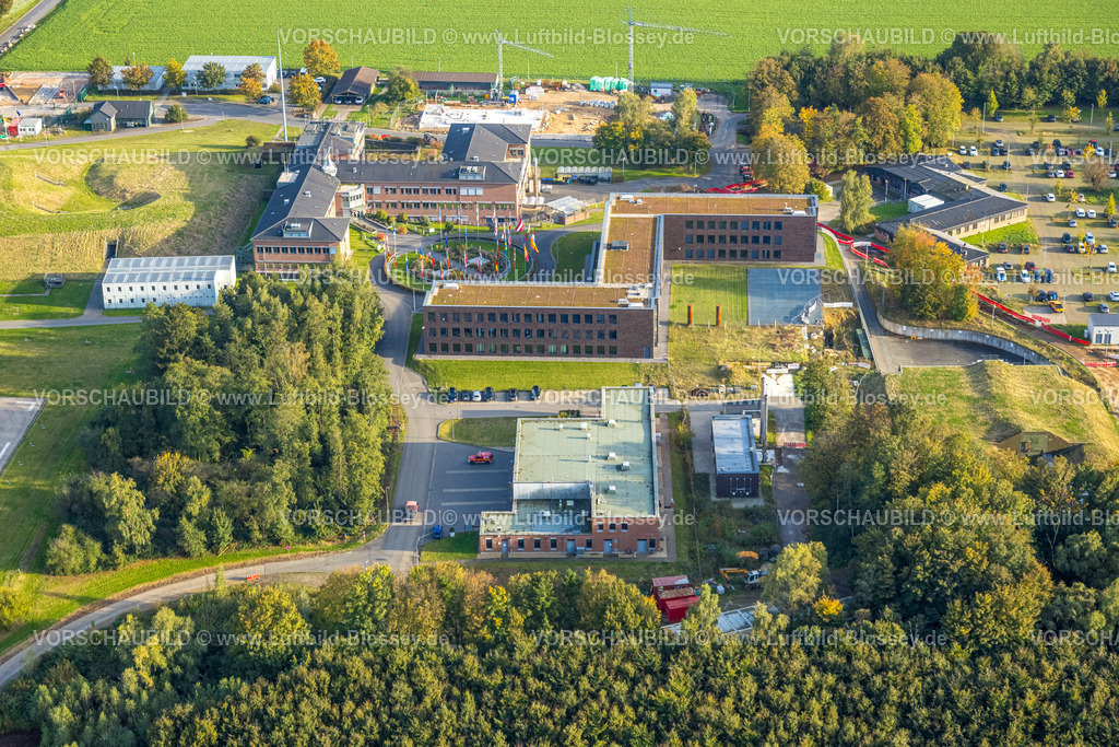 Uedem241014453 | Luftbild, Kaserne Paulsberg Militärstützpunkt, Nationales Lagezentrum und Führungszentrum für Sicherheit im Luftraum, Flaggen im Innenhof, Uedemerfeld, Uedem, Niederrhein, Nordrhein-Westfalen, Deutschland