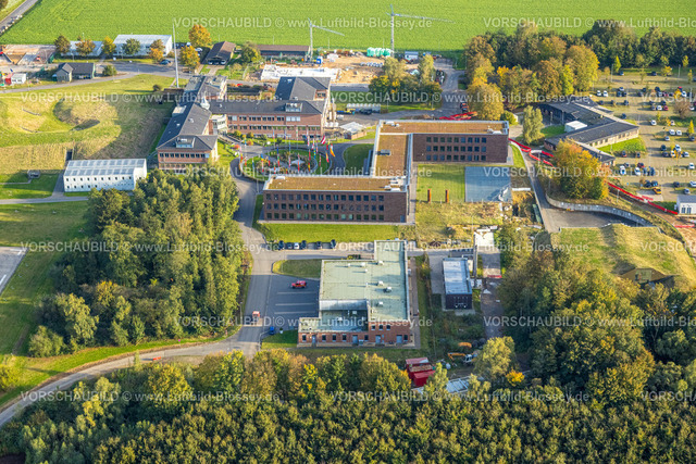 Uedem241014453 | Luftbild, Kaserne Paulsberg Militärstützpunkt, Nationales Lagezentrum und Führungszentrum für Sicherheit im Luftraum, Flaggen im Innenhof, Uedemerfeld, Uedem, Niederrhein, Nordrhein-Westfalen, Deutschland