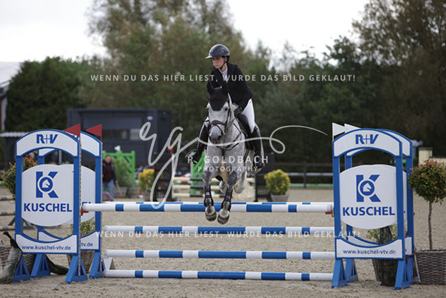 1J2A0268Nicola Schweiger_ Kam__ Kn559_ Havekost | Foto- und Videografie für alles rund ums Pferd. Hochwertige Bilder und Videos vom Spring- und Dressurreiten, Voltigieren & mehr. Jetzt aktuelle Veranstaltungen und Preise im Shop ansehen. - Realisiert mit Pictrs.com