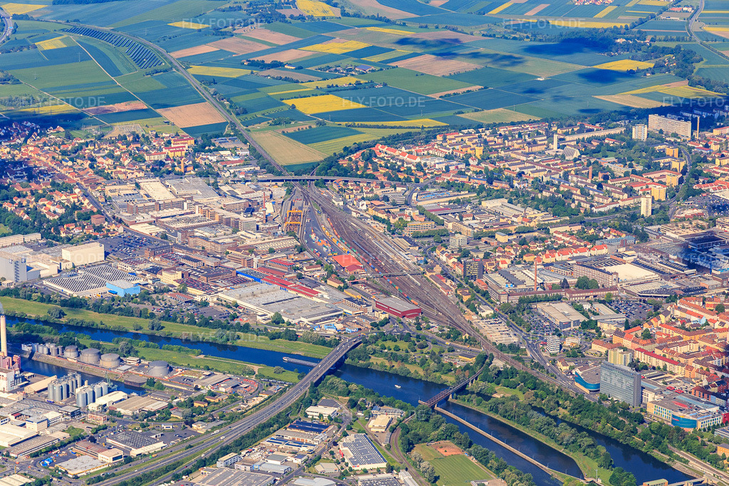 Luftbild: Bahnhofsgelände jenseits des Main aus Osten mit Schaeffler Aerospace Germany GmbH & Co. KG in Schweinfurt im Bundesland Bayern in Deutschland. – Foto: IMG_100043.jpg vom 26.05.2017 durch Werner Riehm/FLY-FOTO.de – Auflösung des Originals: 5290 x 3527 px – WWW.FAG.DE