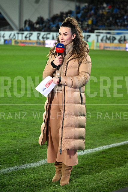 TSV Egger Glas Hartberg vs SV Oberbank Ried – Austrian Bundesliga Match | The image shows Sky Reporter Kimberly Budinsky, at the Bundesliga match TSV Hartberg vs SV Ried at Profertil Arena Hartberg. 22.11.2025