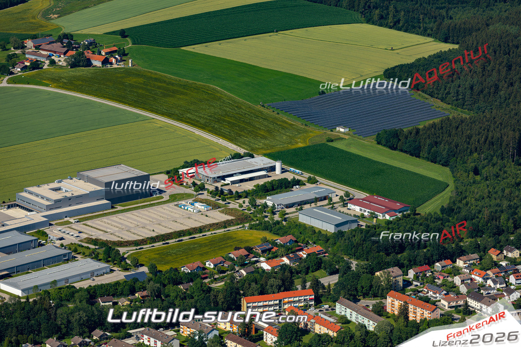 Aktuelles Luftbild von  Traunreut - Die Luftaufnahme wurde 2022 mittels UL-Flugzeug erstellt ( keine Drohne ) - hochauflösende Kamera-Systeme von  Canon -Beste Qualität - Für grossformatige Ausdrucke geeignet. Die Geschenkidee !