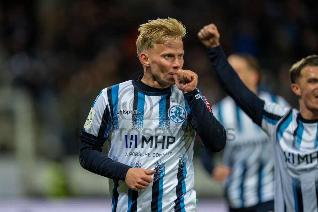 SV Stuttgarter Kickers vs. SGV Freiberg, Fussball, WFV-Pokal, Viertelfinale, 17.03.2026 | Per Lockl (SV Stuttgarter Kickers, #21) jubelt nach seinem Treffer zum 2:1 mit Christian Mauersberger (SV Stuttgarter Kickers, #38) und deutet Nachwuchs an,SV Stuttgarter Kickers vs. SGV Freiberg, Fussball, WFV-Pokal, Viertelfinale, 17.03.2026Foto: photosbyphips/Philip Ziegler
