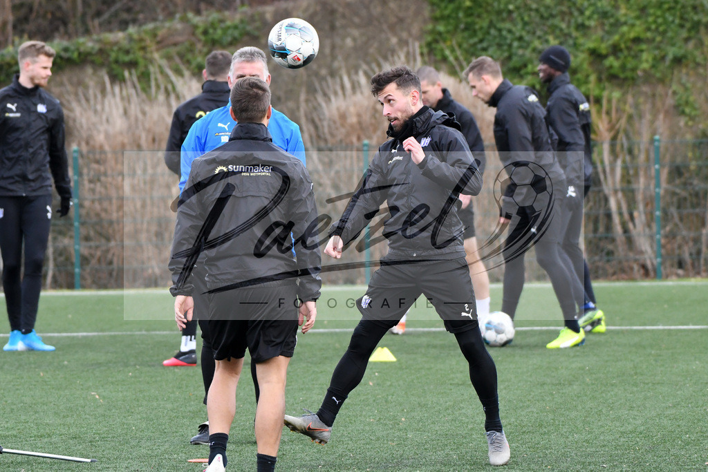 20200131_TRAOSN_0030 | Fußball, Herren: Manuel Farrona Pulido (VfL Osnabrueck) in Aktion, am Ball, Einzelaktion waehrend der Trainingseinheit des VfL Osnabrueck im Sportpark Illoshoehe am 31.01.2020 in Osnabrueck, Deutschland. - Realisiert mit Pictrs.com