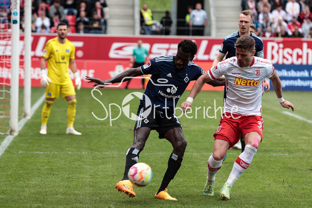 SSV Jahn Regensburg - Hamburger SV | Bakery JATTA (HSV #18) klaert vor Jan ELVEDI (SSV #33) / DFL REGULATIONS PROHIBIT ANY USE OF PHOTOGRAPHS AS IMAGE SEQUENCES AND/OR QUASI-VIDEO