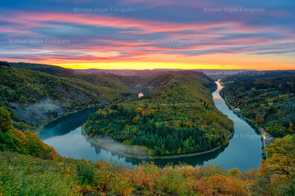 Saarschleife im Saarland | Blick vom Aussichtspunkt Cloef zur Saarschleife kurz vor Sonnenaufgang im Herbst. - Realisiert mit Pictrs.com