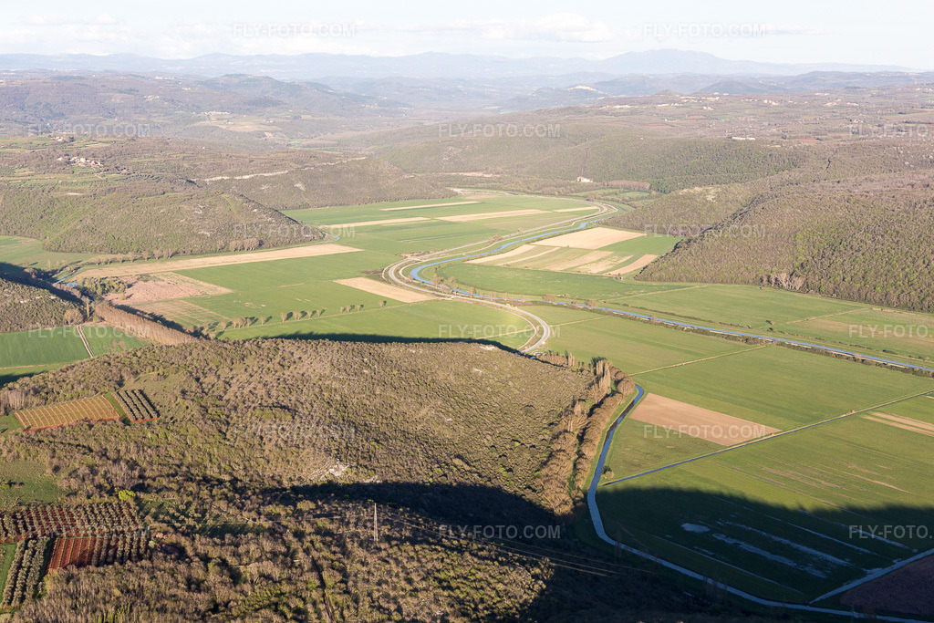 Aerial view: View of the town in Nova Vas in the state Gespanschaft Istrien, Croatia. – Photo: IMG_106121.jpg taken on 04/13/2018 by Werner Riehm/FLY-FOTO.com – Resolution of the original: 5472 x 3648 px
