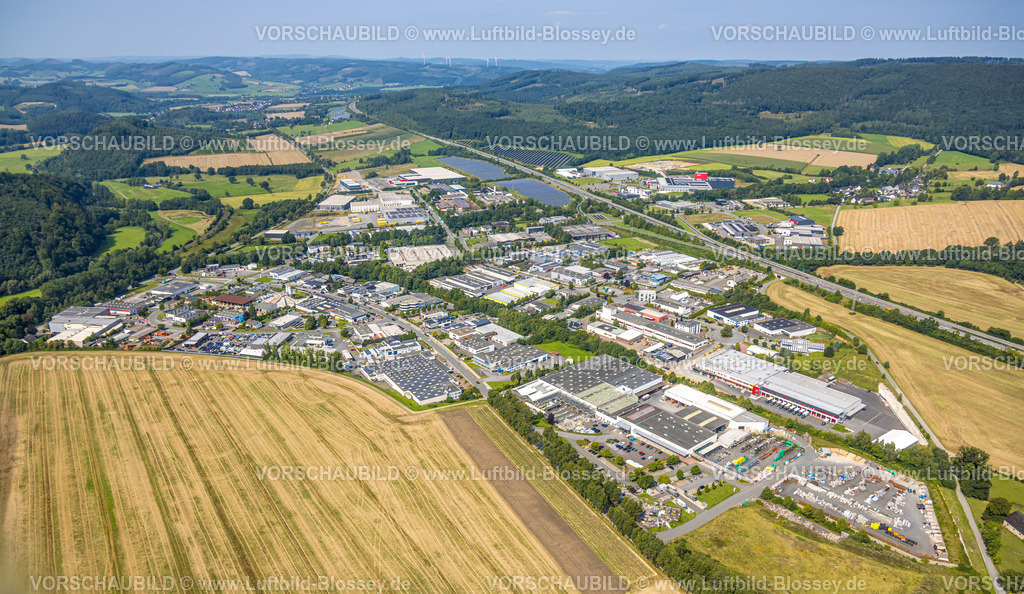 Meschede250807393 | Luftbild, Gesamtansicht Gewerbegebiet Enste, Bürger-Solarpark Fotovoltaik-Solarstromanlage an der Autobahn A46 und Wald, Enste, Meschede, Sauerland, Nordrhein-Westfalen, Deutschland