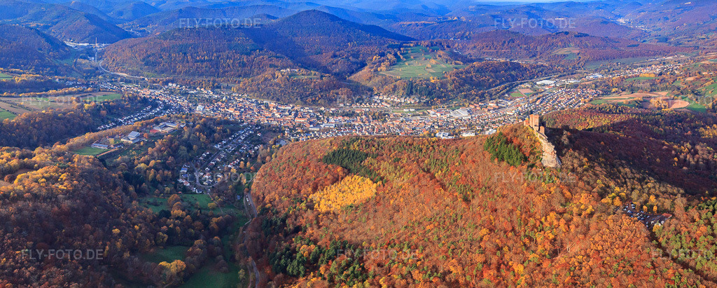 Luftbild: Stadtpanorama hinter dem Trifels im Herbstwald aus Süden in Annweiler am Trifels im Bundesland Rheinland-Pfalz in Deutschland. Foto: IMG_085139-Pano.jpg vom 08.11.2015 durch Werner Riehm/FLY-FOTO.deAuflösung des Originals: 7416 x 2977 px