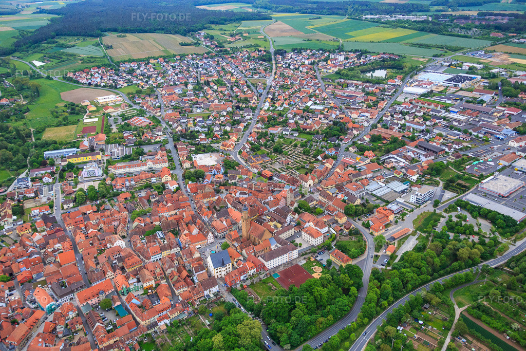 Luftbild: Friedhof an der Dr.-Eugen-Schön-Straße in Volkach im Bundesland Bayern in Deutschland. Foto: IMG_078909.jpg vom 14.05.2015 durch Werner Riehm/FLY-FOTO.de