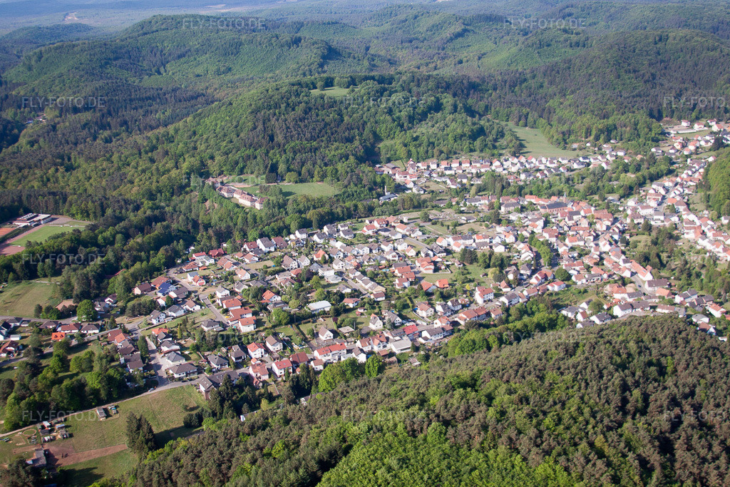 Luftbild: Dorfansicht in Eppenbrunn im Bundesland Rheinland-Pfalz in Deutschland. Foto: IMG_40687.jpg vom 08.05.2011 durch Werner Riehm/FLY-FOTO.de