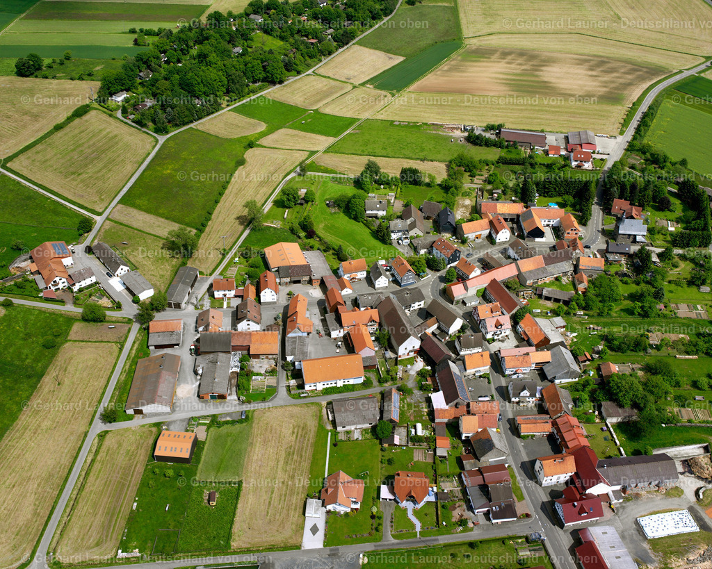 2614278 | SCHADENBACH 09.06.2006 Landwirtschaftliche Nutzflächen und Feldgrenzen  umsäumen das Siedlungsgebiet des Dorfes in Schadenbach im Bundesland Hessen, Deutschland // Agricultural land and field boundaries surround the settlement area of the village  in Schadenbach in the state Hesse, Germany Foto: Gerhard Launer