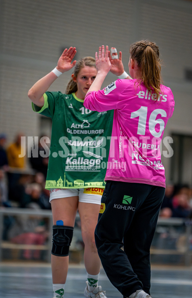 Handball I Frauen I Saison 2025-2026 I 3. Liga Staffel Nord I 10. Spieltag I SC SFN Vechta - HSG Blomberg-Lippe II I 0277 | Svenja Ruhöfer (10, SC SFN Vechta) und Madita Guderle (16, SC SFN Vechta) klatschen sich ab - Realisiert mit Pictrs.com