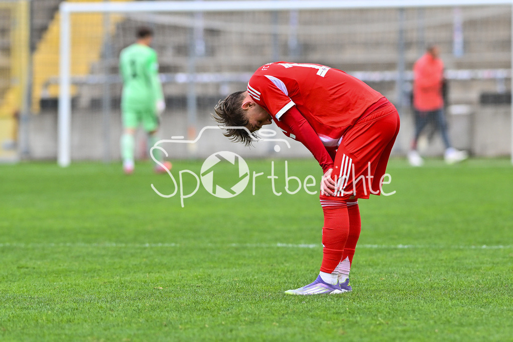 FC Bayern Amateure - FC Würzburger Kickers | Hängende Köpfe bei den Spielern des FC Bayern nach der Niederlage gegen Würzburg / Tim Andreas BINDER (FC Bayern Muenchen II 11) / Regionalliga Bayern: FC Bayern Amateure - FC Würzburger Kickers; Grünwalder Stadion am 27.09.2025