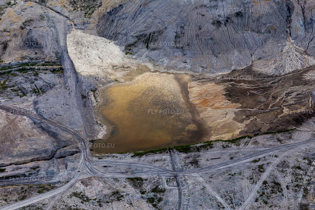 Vue aérienne: Bassin d'infiltration dans la mine à ciel ouvert de lignite 