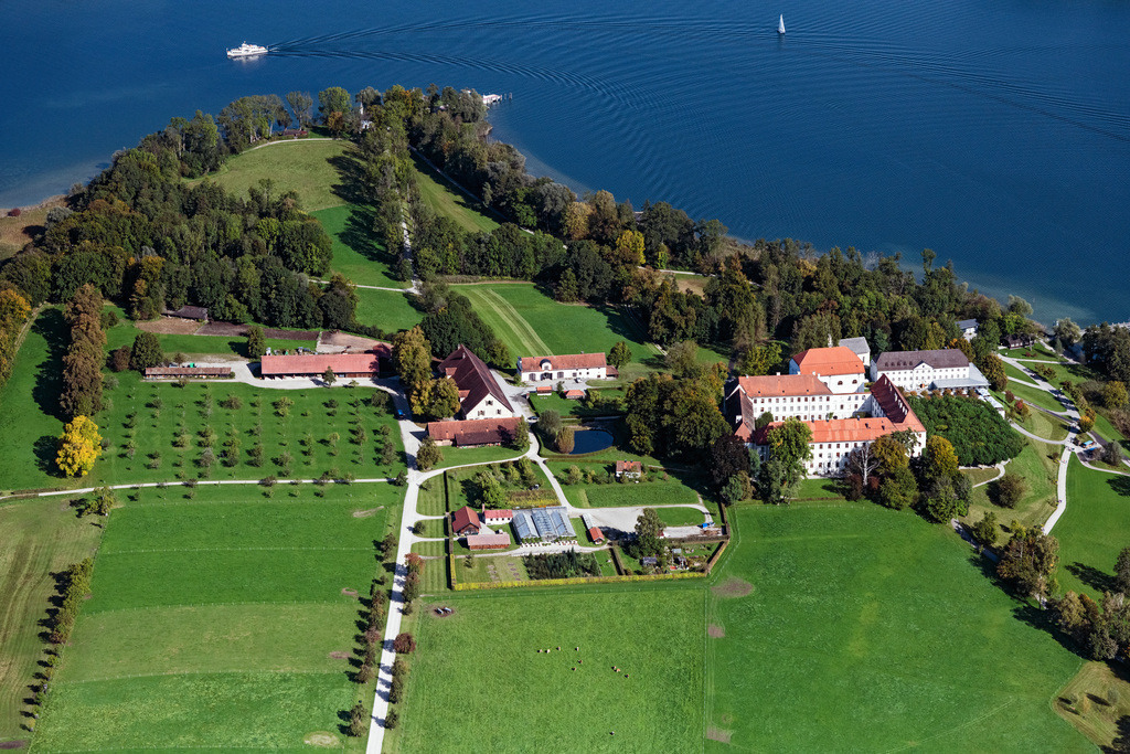 dr__0092522.jpg | CHIEMSEE 01.10.2021 Altes Schloß ehemaliges Augustiner-Chorherren-Stift auf der Insel Herrenchiemsee auf dem Chiemsee (Fraueninsel, Herreninsel und Krautinsel) in Chiemsee im Bundesland Bayern, Deutschland. // Lake Island on the Chiemsee (Fraueninsel, Herreninsel and Krautinsel) in Chiemsee in the state Bavaria, Germany. Foto: Daniel Reiter