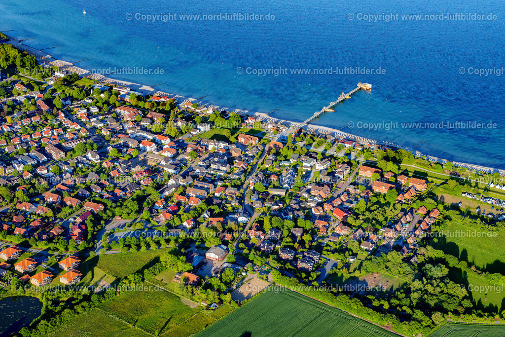 Kellenhusen_ELS_8610030622 | KELLENHUSEN 03.06.2022 Ortsansicht an der Meeres-Küste der Ostsee in Kellenhusen im Bundesland Schleswig-Holstein. Weiterführende Informationen bei: Ostseebad Kellenhusen. // Townscape on the seacoast of Baltic Sea in Kellenhusen in the state Schleswig-Holstein. Further information at: Ostseebad Kellenhusen. Foto: Martin Elsen