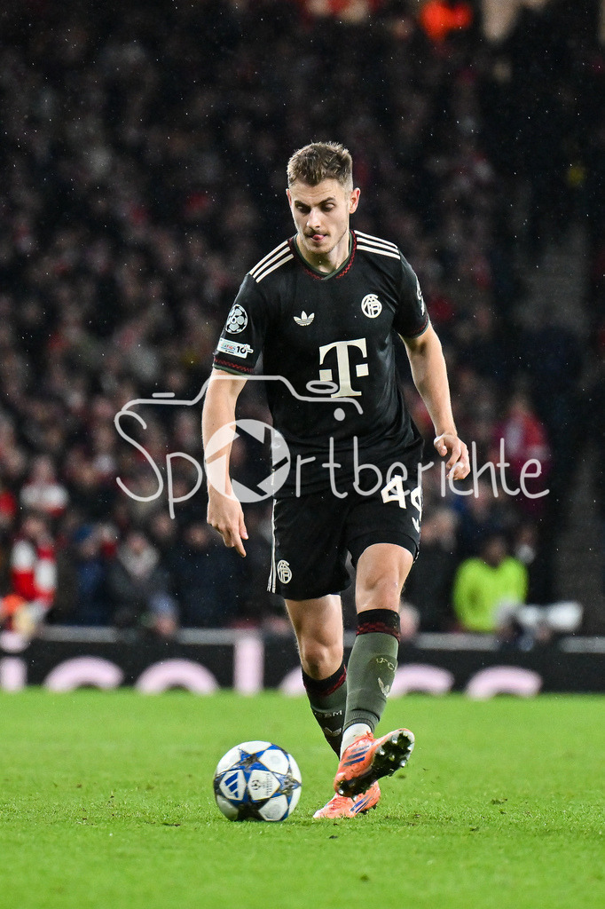 Arsenal FC - FC Bayern München | LONDON, ENGLAND - 26. NOVEMBER: am Ball Josip STANISIC (FC Bayern Munich 44) / Einzelfoto / Freisteller beim Ligaspiel zwischen Arsenal London und dem FC Bayern München am 5. Spieltag der UEFA Champions League im Emirates Stadium am 26.11.2025