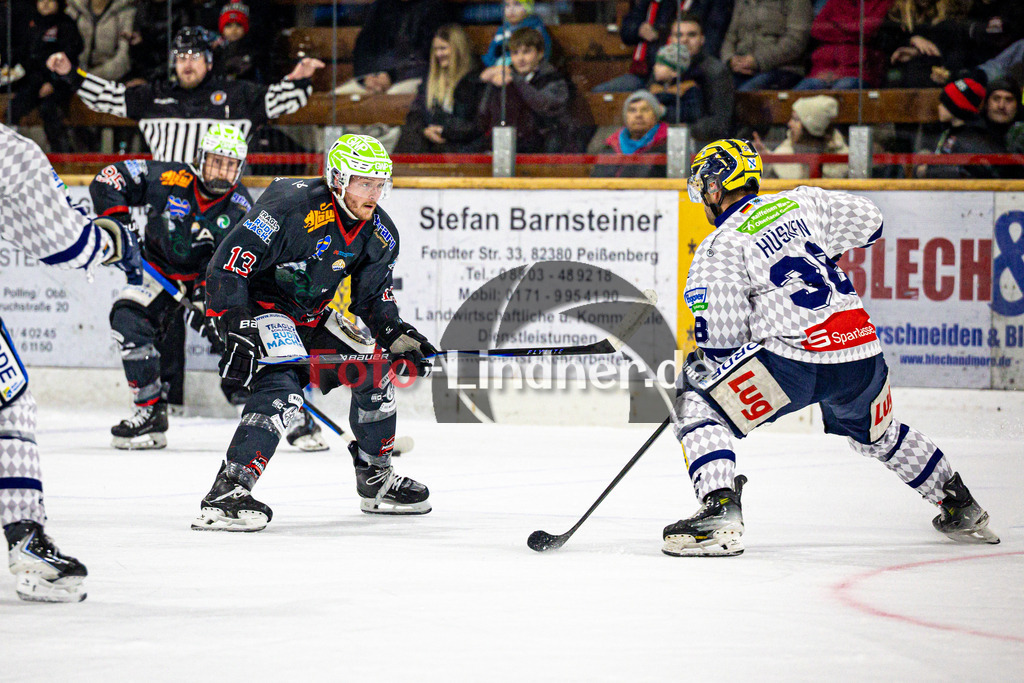 Peißenberg MINERS gegen ESC Geretsried RIVERRATS | Eishockey Bayernliga 2025/26 Vorrunfe, Peißenberg MINERS gegen ESC Geretsried RIVERRATS, 20251019,Zweikampf,2025-10-19 in Peißenberg (flatbuy Arena Peißenberg), Weiland PARRISH (MINERS 13)m Maximilian HÜSKEN (ESC Geretsried RIVER RATS 38)Copyright: WolfgangxLindner www.foto-lindner.de