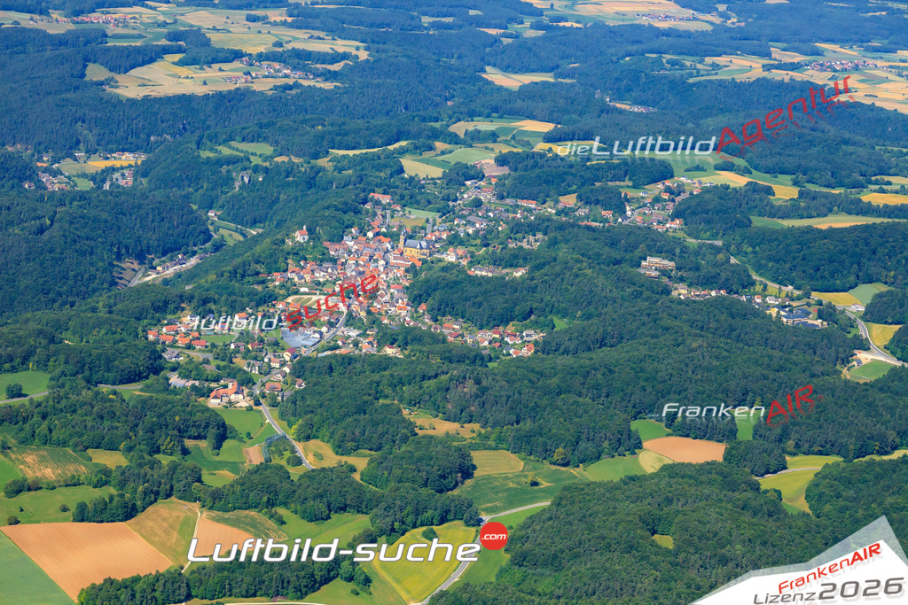 Die Luftaufnahme der Stadt Gößweinstein wurde vom UL-Flugzeug heraus erstellt ( keine Drohne )- hohe Auflösung für beste Qualität