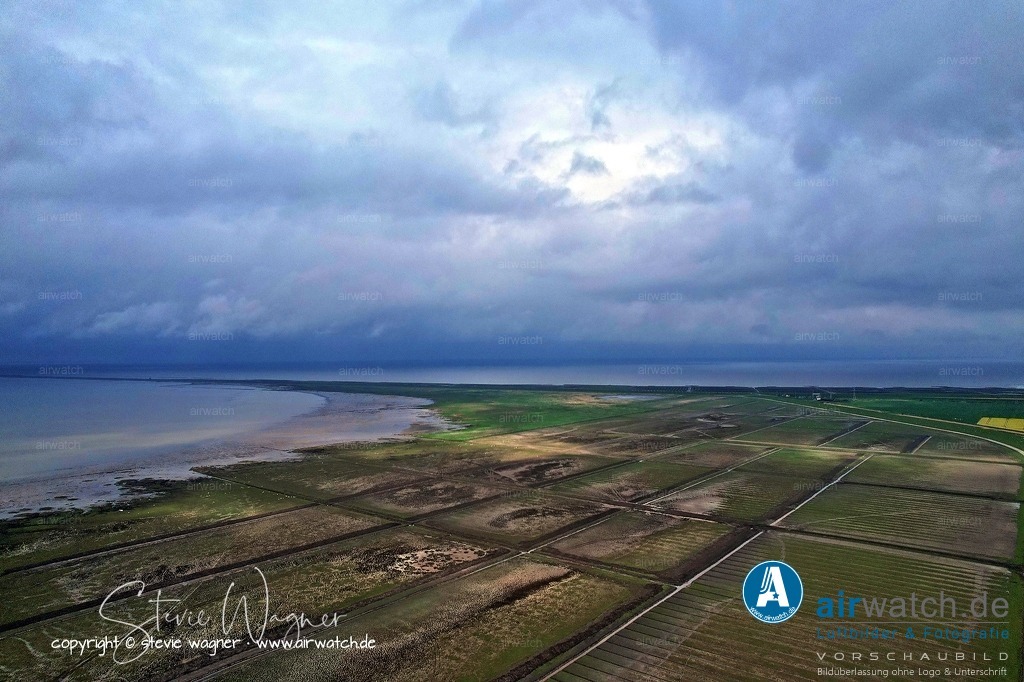 Luftbild Friedrich-Wilhelm-Luebke-Koog | Luftbild: Friedrich-Wilhelm-Luebke-Koog - Friedrich-Wilhelm-Lübke-Koog liegt im Nordwesten des Naturraums Schleswig-Holsteinische Marschen und Nordseeinseln in der Region Wiedingharde, südlich vom Hindenburgdamm und grenzt an die Gemeinden Klanxbüll im Norden und Osten, sowie Emmelsbüll-Horsbüll im Süden.