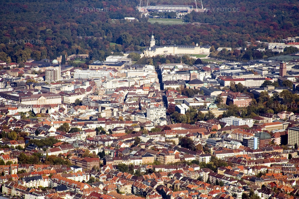 Luftbild: Panorama- Stadtansicht des Innenstadtbereiches vom KSC Wildparkstadion über Schloss und Herrenstraße zur Bundesanwaltschaft im Ortsteil Innenstadt-West in Karlsruhe im Bundesland Baden-Württemberg in Deutschland. Foto: IMG_8681.jpg vom 14.10.2007 durch Werner Riehm/FLY-FOTO.de