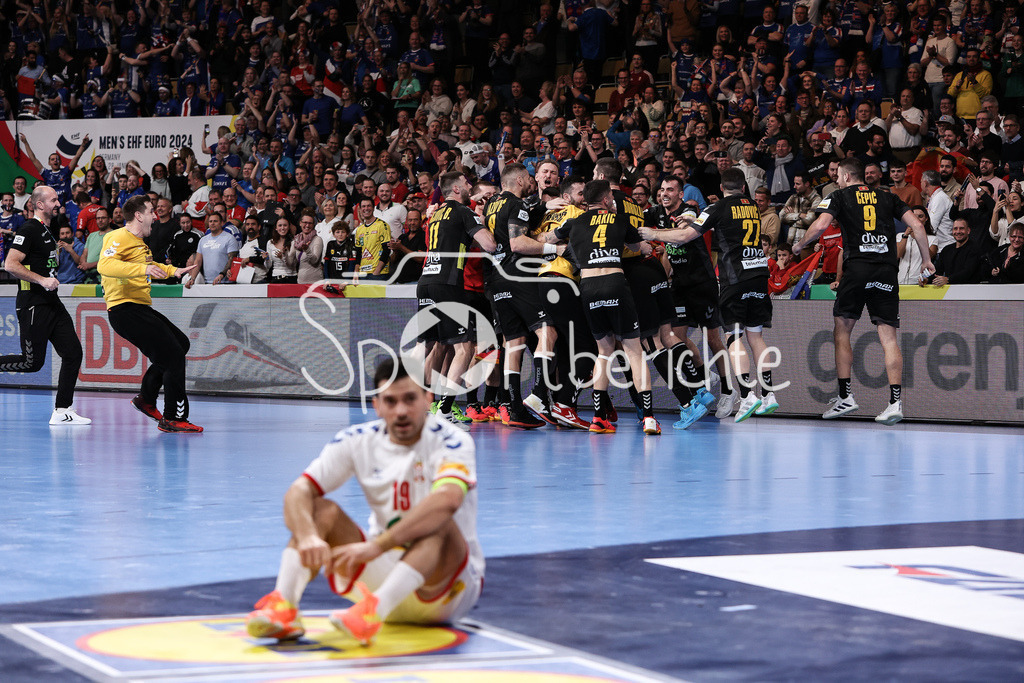 Serbien - Montenegro | Grenzenloser Jubel der Montenegriener nach dem Sieg gegen Serbien im letzten Gurppenspiel / Nemanja GRBOVIC (MNE #90) / Freude / Happy