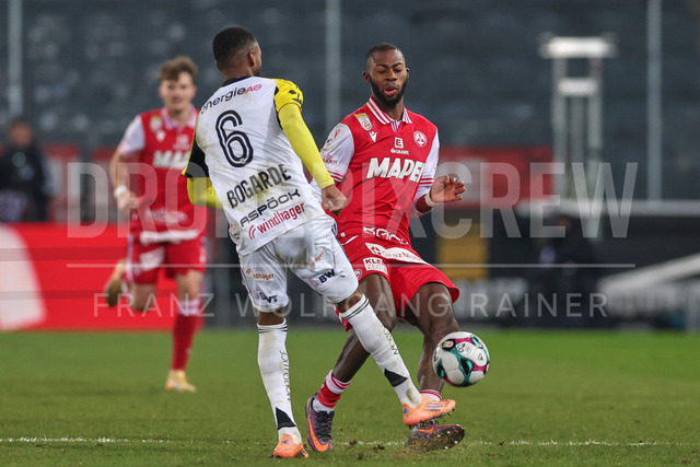 Austrian Bundesliga: Grazer AK 1902 vs LASK | GRAZ, AUSTRIA, 13.DEC.25 - SOCCER - ADMIRAL Bundesliga, Grazer AK 1902 vs LASK. The image shows Melayro Bogarde (Lask) and Sadik Fofana (GAK).