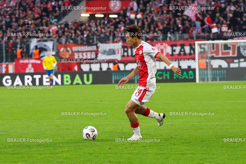Rot-Weiss Essen - 1.Fc Schweinfurt | Essen, Deutschland, 02.11.2025 Kaito Mizuta  (Rot-Weiss Essen) Einzelaktion  während des 3.Liga Spiels zwischen  Rot-Weiss Essen und 1.Fc Schweinfurt am 02.11.2025 im Stadion an der Hafenstraße in Essen. (Foto von Timo Bluhmki-Schmidt/Brauer Fotoagentur