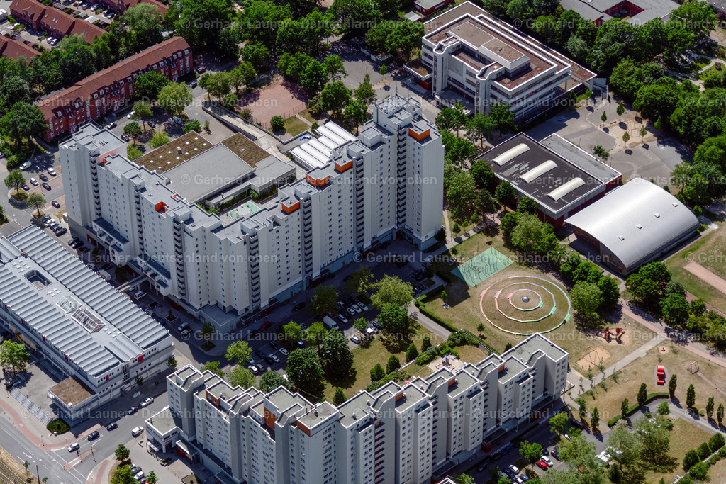 4029585 | BREMEN 01.06.2020 Stadtrand und Außenbezirks- Wohngebiete im Ortsteil Tenever in Bremen, Deutschland. // Outskirts residential in the district Tenever in Bremen, Germany. Foto: Gerhard Launer
