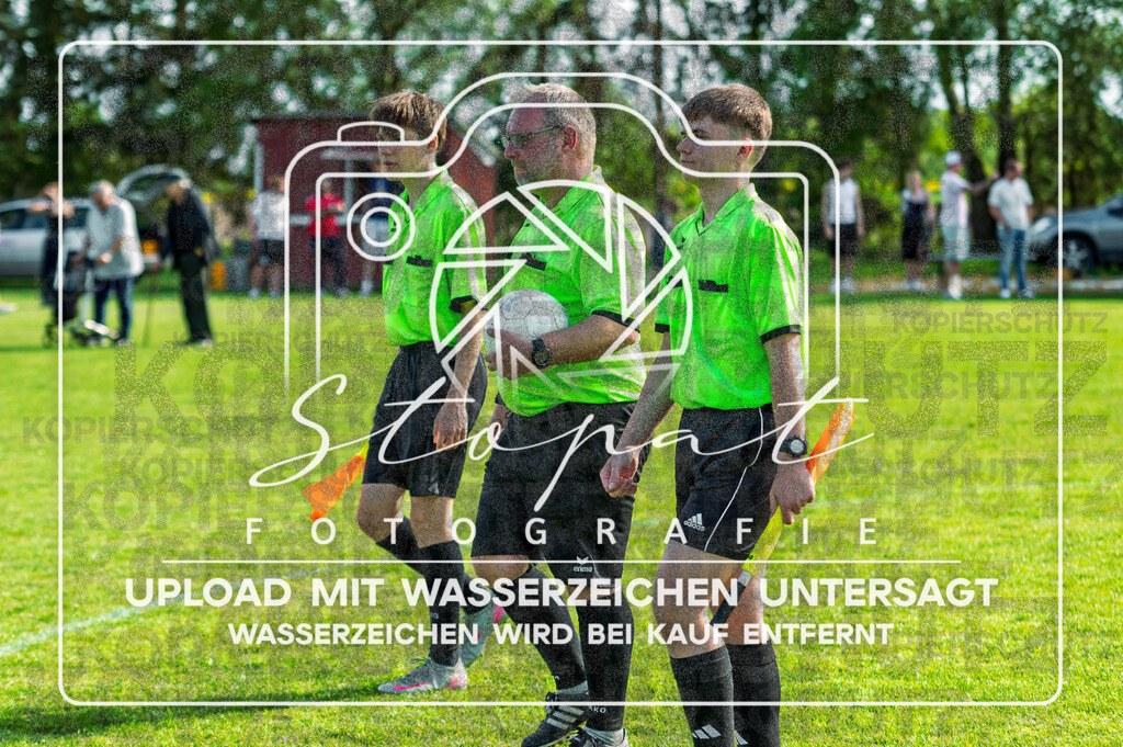 Kreisliga Herren HK - SG Nordheide vs. FG Fulde-Stellichte | Mario Walter (Schiedsrichter), Lennart Panniert (Schiedsrichterassistent), Justin Brandt (Schiedsrichterassistent); Kreisliga Herren HK - SG Nordheide vs. FG Fulde-Stellichte am 03.05.2026 in Sportplatz, Kirchboitzen - Realisiert mit Pictrs.com