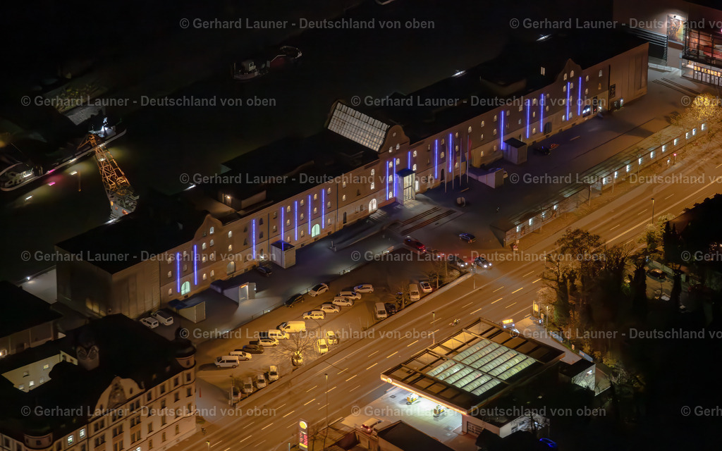 3906207 | Der Kulturspeicher ist ein ehemaliger Getreidespeicher am Alten Hafen der Stadt Würzburg. Das Gebäude wurde in den Jahren 1996 bis 2002 zu einem Kulturzentrum umgebaut, Nachtaufnahme