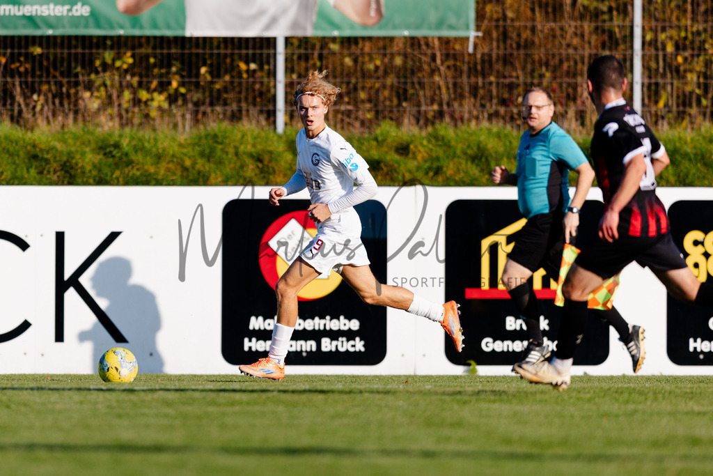 Oberliga Westfalen, Saison 2025/26, 13. Spieltag: 1. FC Gievenbeck - Türkspor Dortmund 2000 | Münster, 02.11.2025: Oberliga Westfalen, 13. Spieltag, 1. FC Gievenbeck empfängt Türkspor Dortmund 2000 im Sportpark Gievenbeck in Münster. Foto: sportfotografie.ms | Markus Paletta - Realisiert mit Pictrs.com