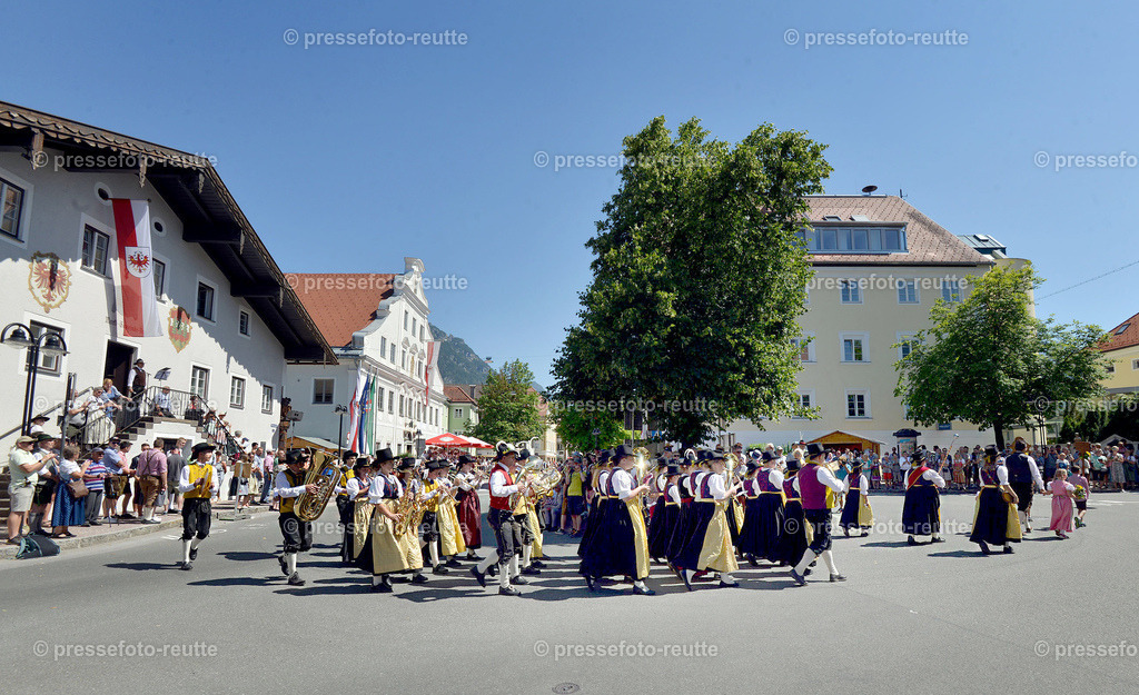 news-2022-Juli17-Musikumzug-Reutte-WTV_3563-Berwang-Namlos | Info aus dem Bezirk Reutte/Ausserfern Tirol sowie eine umfangreiche Bilddatenbank über die gesamte Region: Lechtal, Talkessel Reutte, Tannheimertal, Zwischentoren. Lech, Plansee, Zugspitze, Grenztunnel, B179, Fernpassstraße, Verkehr, Lawinen, Tradition, - Realisiert mit Pictrs.com