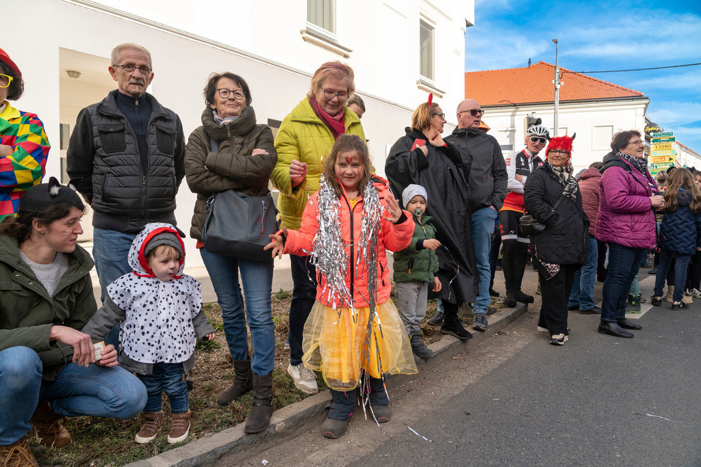 Umzug2025-090_8993 | Fotostrecke: FASCHINGSUMZUG 2025 in Loosdorf. 22 Masken(gruppen)-Teilnehmer: Loosdorfer Vereine, Wirtschaftstreibende, Gemeindeabordnungen sowie Kreditinstitute. rund 700 Besucher entlang der Hauptstrasse. Veranstaltungs-Sicherung durch Mannschaft der FF-Loosdorf mit schwerem Gerät. Maskenprämierung am EKZ-Platz durch Bgm. Thomas Vasku in den Kategorien: Bester Festwagen (Fa. gkonzept-Groissenberger; Beste Personengruppe-ASK-Loosdorf; Beste Einzelperson; Weiteste Anreise-FF Schollach;