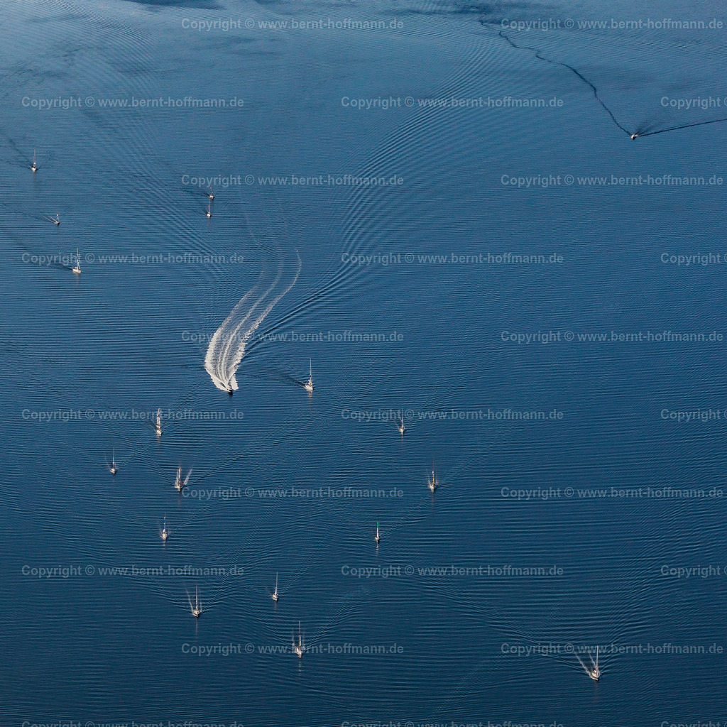 PLB_3316modz_RegattaEnde_Aeroe2016_100x100 | Luftbild, Boote nach dem Ende einer Segelregatta auf der Ostsee. - Realisiert mit Pictrs.com