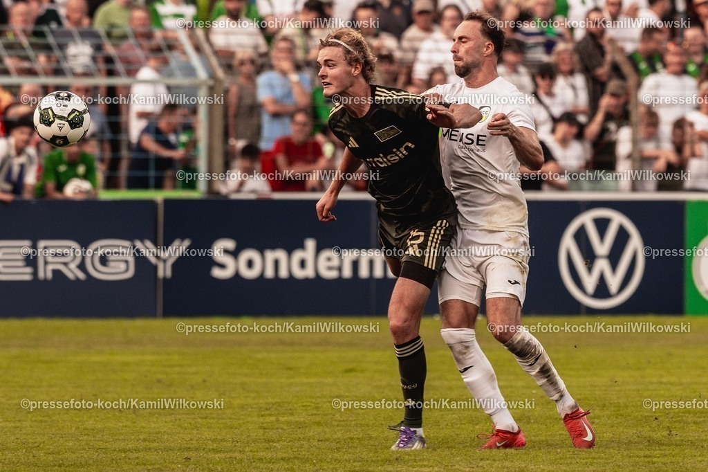 xkwix15082501046 | 15.08.2025, xkwix, Fußball, DFB-Pokal 1. Runde, FC Gütersloh - 1. FC Union Berlin, Ohlendorf Stadion im Heidewald: Tom Rothe (1.FC Union Berlin #15) im Zweikampf gegen Julius Langfeld (FC Gütersloh #10)