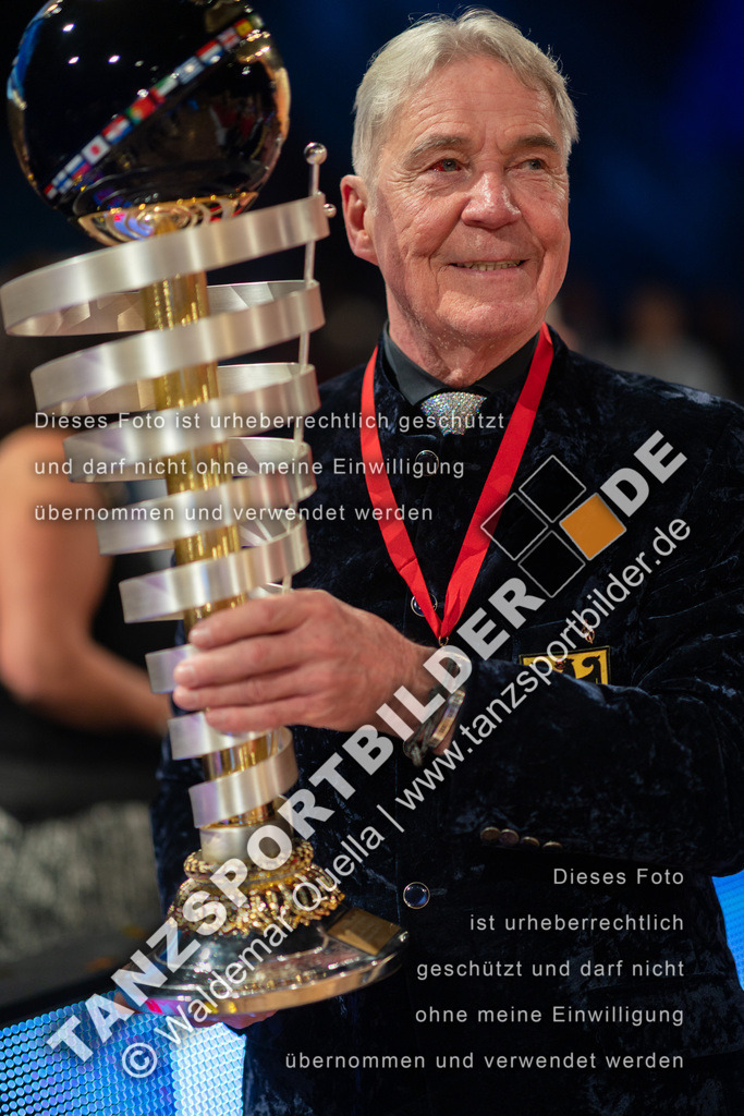 20251206-05983 | Hier finden Sie Tanz Bilder vom Latein und Standard Formationen tanzen. Sportbilder vom Tanzsport. Schöne Fotos und von Weltmeisterschaft, Europameisterschaft, Bundesliga, Regionalliga, Oberliga und Landesliga sowie von GOC Stuttgart, DanceComp, WM Bremen
