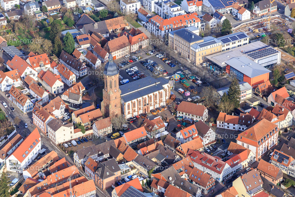 Drei-Königsmarkt auf dem Marktplatz | Luftbild: Drei-Königsmarkt auf dem Marktplatz in Kandel im Bundesland Rheinland-Pfalz in Deutschland. Foto: IMG_145083.jpg vom 04.01.2025 durch ©2025 Werner Riehm fly-foto.de/copyright - Realisiert mit Pictrs.com